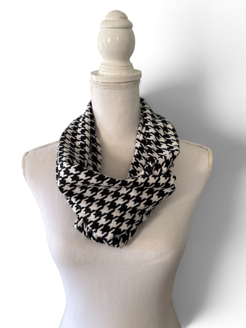 Black & white houndstooth loop scarf